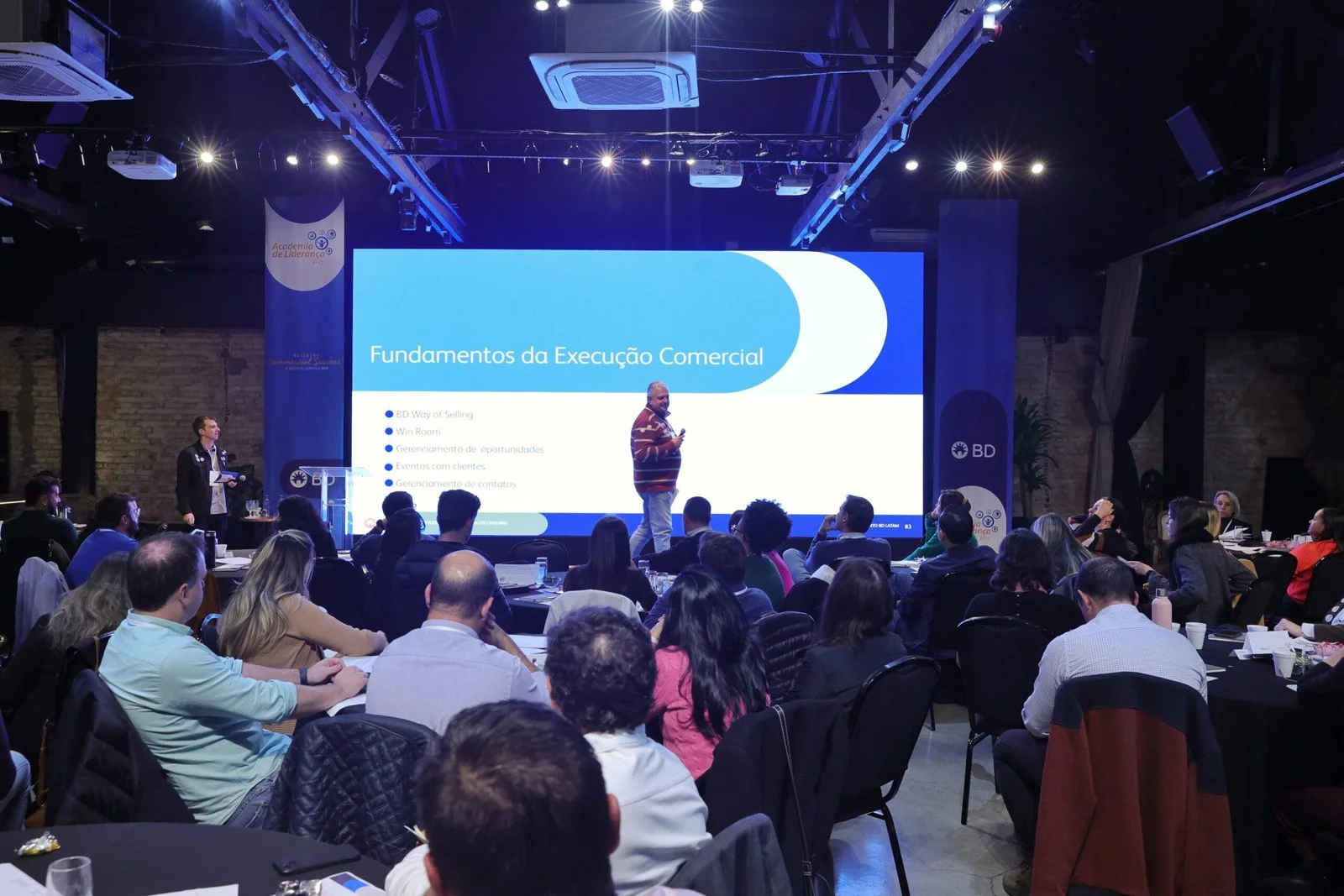 Estrutura de palco e painel de LED do Espaço Climbers para eventos corporativos