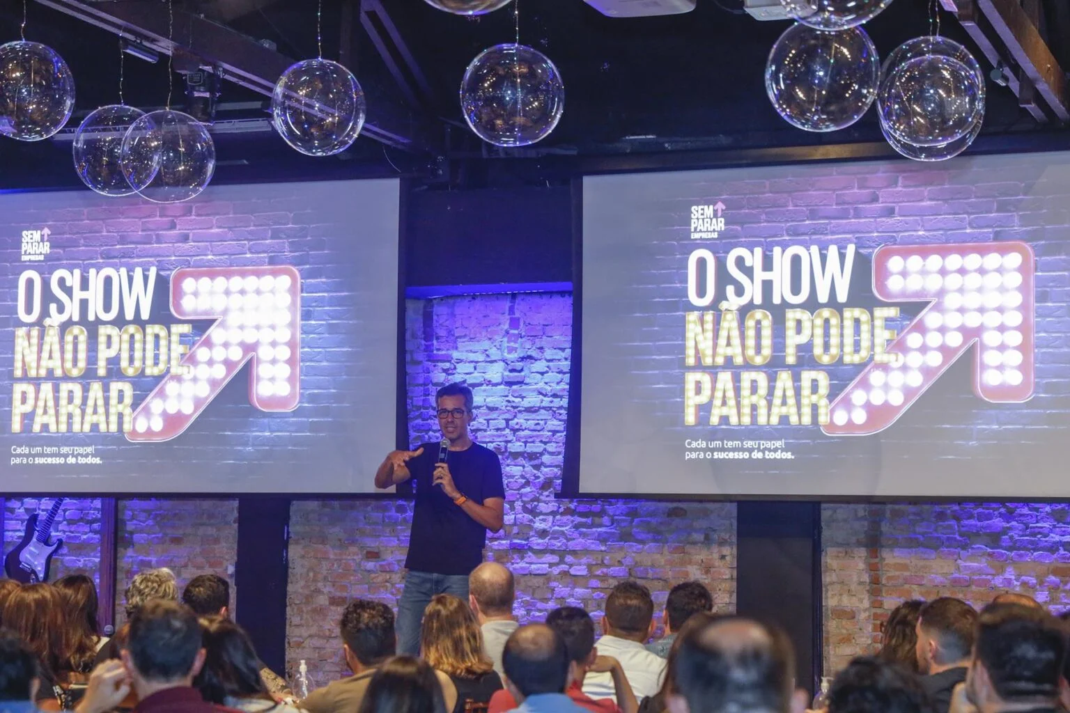 Telões e iluminação cênica em evento no Espaço Climbers